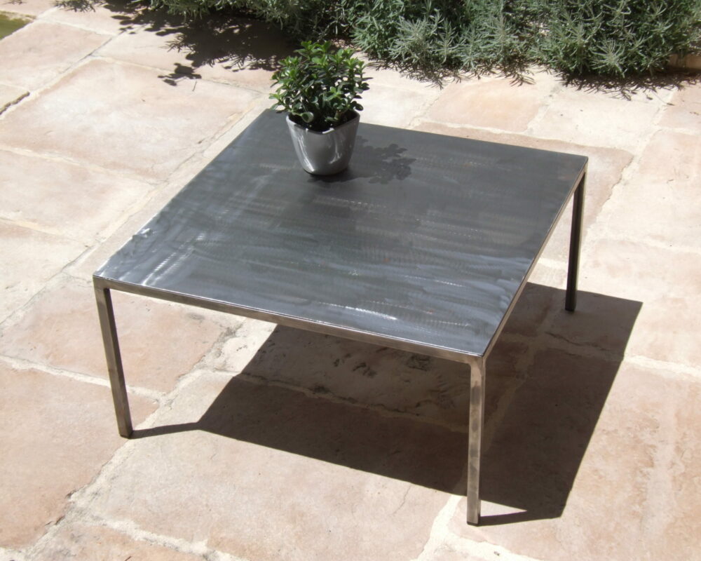 Table basse en acier vernis