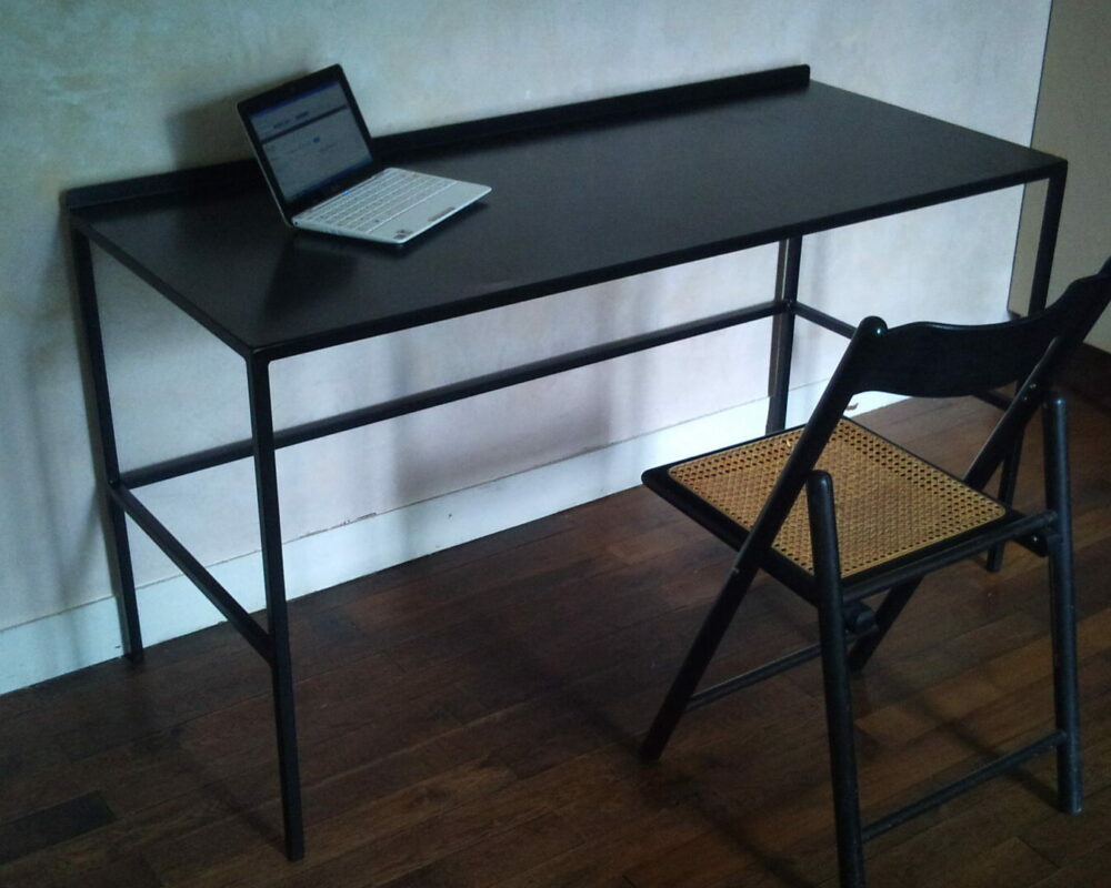 Bureau noir en acier