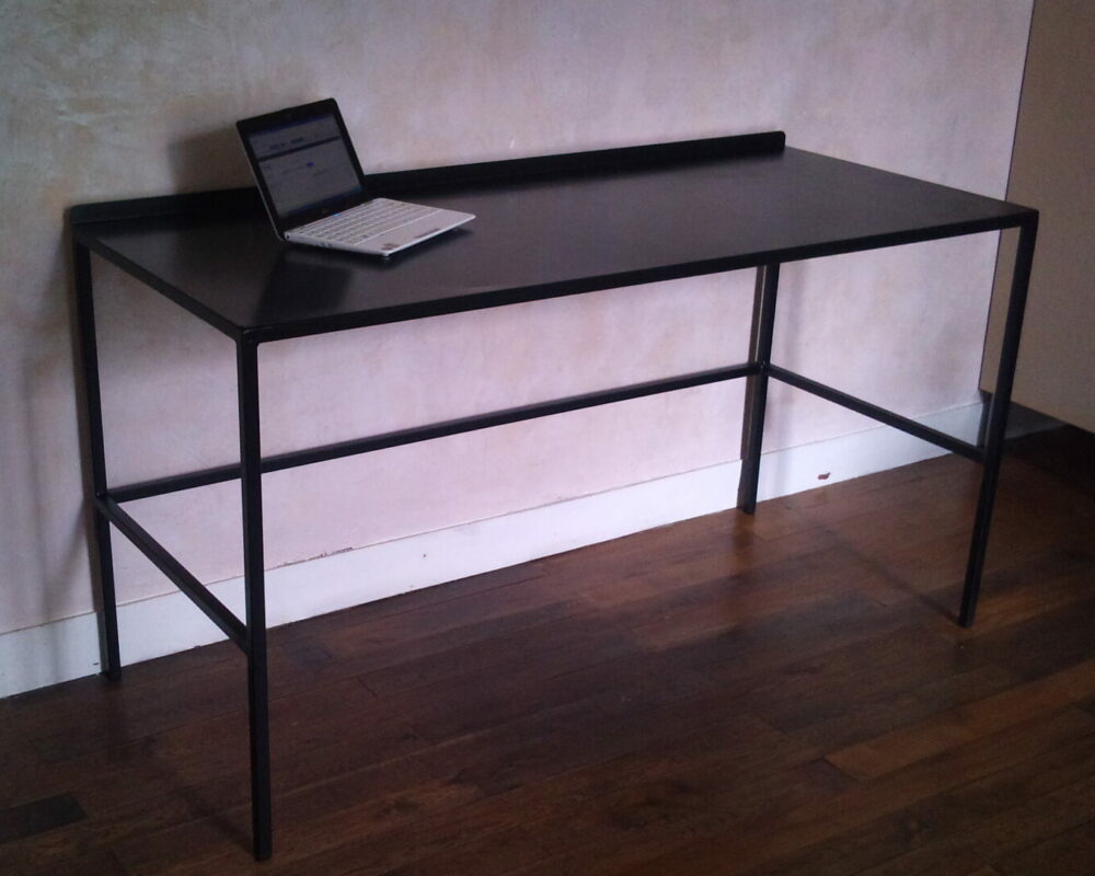 Bureau noir en acier